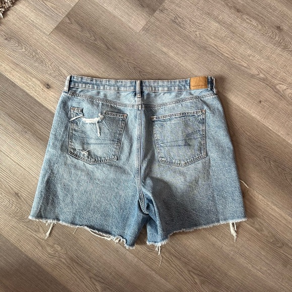 American Eagle women’s light blue distressed “baggy mom short” size 14 - Picture 6 of 9